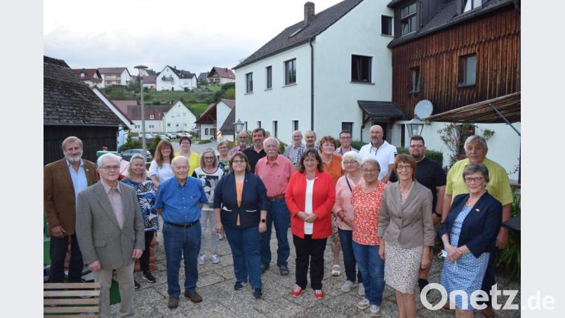 Die Gewerkschaft Verdi ehrte 65 Jubilare für ihre langjährige Mitgliedschaft. Nicht alle konnten an der Ehrung persönlich teilnehmen. Zu den Gratulanten gehörte auch Bundestagsabgeordnete Marianne Schieder (vorne Mitte). Bild: bnr