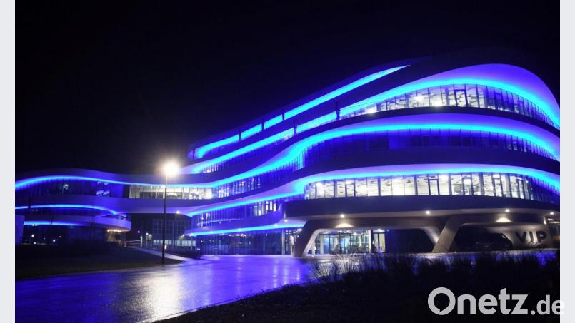 Weiherhammer leuchtet. Das Life-Cycle-Gebäude der BHS ist neben dem Beckenweiher zumindest nachts so etwas wie zu einem zweiten Wahrzeichen des Ortes geworden. Doch bald gehen dort abrupt die Lichter aus _ allerdings nur in einer Thriller-Serie bei Sat 1. Archivbild: Gabi Schönberger