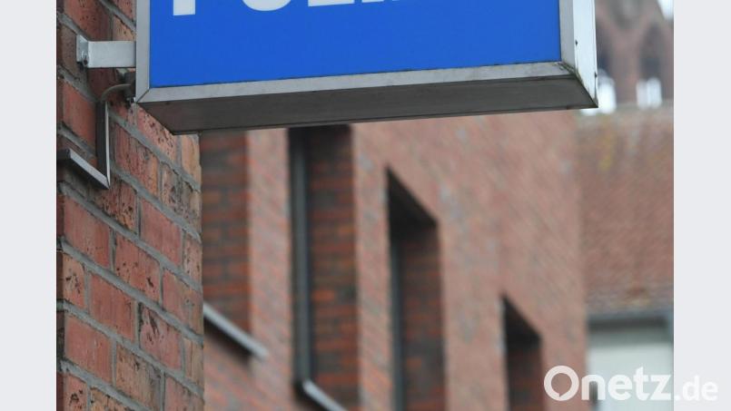 Ein Schild mit dem Schriftzug &quot;Polizei&quot; hängt an einer Polizeiwache. Symbolbild: Stefan Sauer