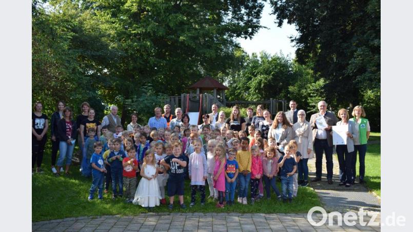 Die Verleihung des Prädikats &quot;Naturpark-Kita&quot; war ein großer Festtag für den Kindergarten St. Martin. Viel Unterstützung durch Helfer und Gönner war notwendig, bis Kindergartenleiterin Gabi Schönberger und Bürgermeister Richard Tischler die begehrte Urkunde in Empfang nehmen konnten. Bild: bnr