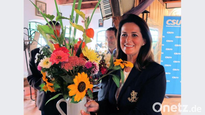 Landwirtschaftsministerin Michaela Kaniber freute sich über einen bunten Blumenstrauß aus dem Garten des Friedenfelser Ruhestandsgeistlichen Siegfried Wölfel. Bild: bsc