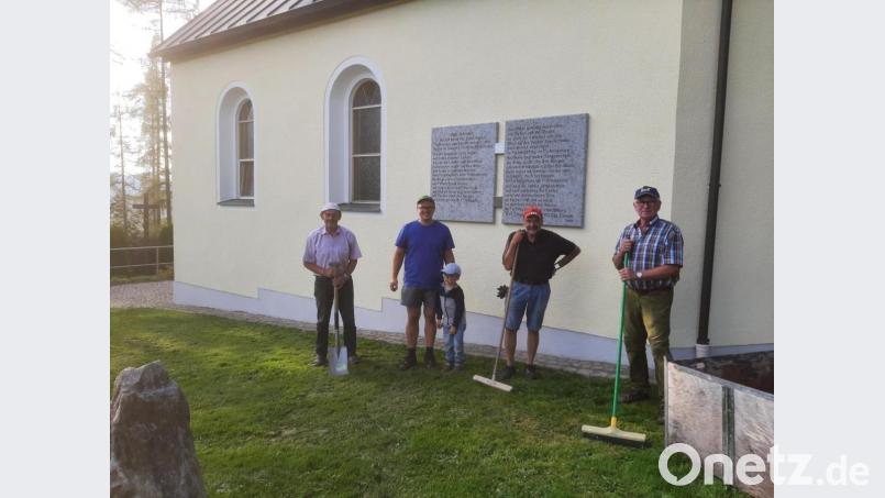 Die fleißigen Helfer bei der Kalvarienbergkapelle (von links) Richard, Stefan und Fabian Kausler, Rudi Rubenbauer und Hubert Becher von der Kirchenverwaltung. Bild: soj