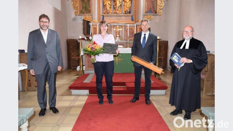 Dank für 40 Jahre an der Orgel: (von links) Kirchenmusikdirektor Gerd Hennecke, die Jubilarin Monika Meidinger, Erich Pickelmann und Pfarrer Matthias Ahnert. Bild: wku