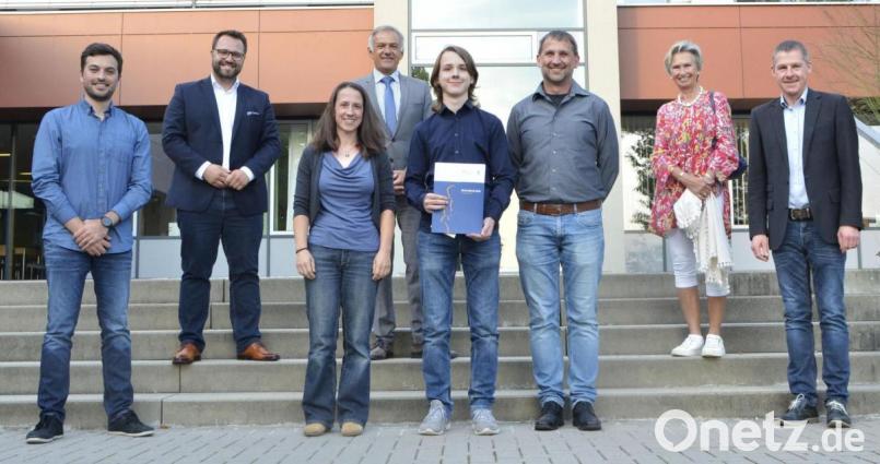 Benjamin Schön aus Falkenberg mit Bürgermeister Matthias Grundler. Bild: zch