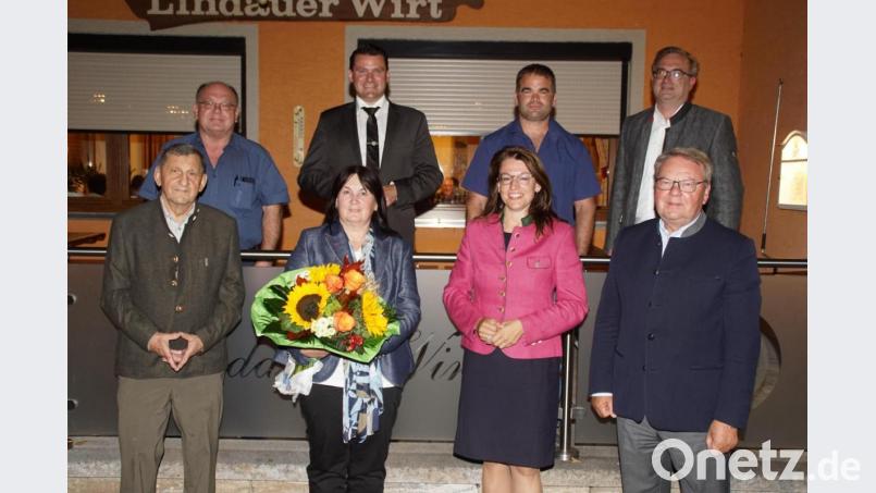 Michael Ebnet, Birgit Höcherl (vorne von links), Josef Irlbacher (vorne rechts) und Hans Schieber (hinten links) wurden von Ortsvorsitzenden Michael Pfistermeister (hinten, Zweiter von rechts) geehrt. Bild: mmj