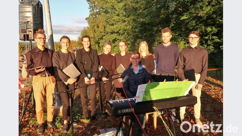Organist Lukas Schöpf bot mit seinen ehemaligen Mitschülern vom Max-Reger-Gymnasium Gesang in Perfektion. Bild: rha