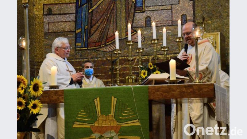 Dekan Johannes Lukas (rechts) führt den neuen Seelsorger der Pfarreiengemeinschaft Herz Jesu und St. Johannes in sein neues Amt ein. Bild: Kunz