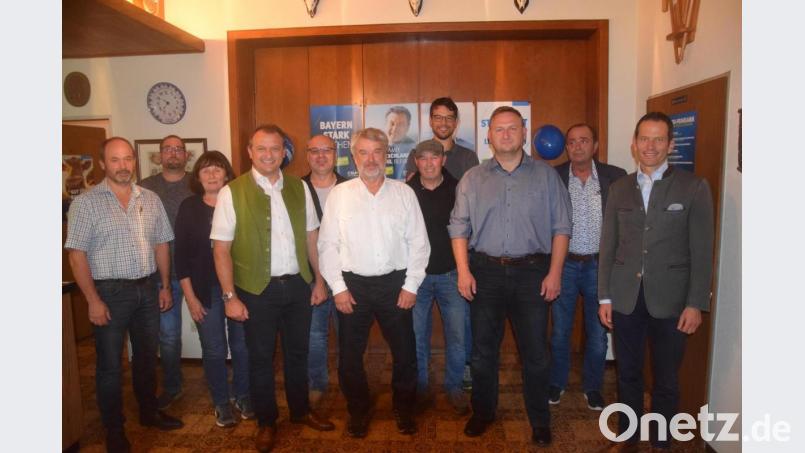 Die neue Vorstandschaft der CSU mit Vorsitzenden Rainer Schmeidl (vorne Mitte). Bild: fz