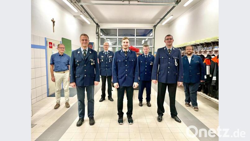 Christian Merkl (Vierter von links) ist neuer Zweiter Kommandant der Reuther Feuerwehr. Ihm gratulierten Feuerwehrsachbearbeiter Martin Graser, Vorsitzender Herbert Tretter, Kreisbrandmeister Alois Schindler, stellvertretender Vorsitzender Harald Wachenbrunner, Kommandant Dominik Neuendorf und Bürgermeister Hans Walter (von links). Bild: hwk