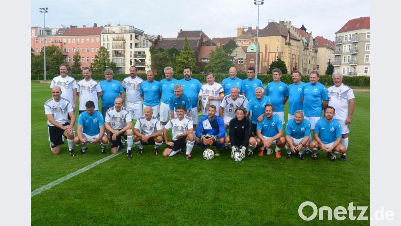 Die beiden Teams vor dem Spiel auf dem gepflegten Berliner Rasen. Am Ende trennten sich beide Mannschaften 4:4. Bild: Christian Biersack/exb