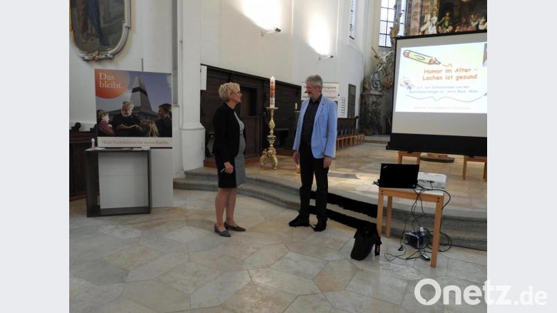 Bettina Hahn (links) vom Evangelischen Bildungswerk Oberpfalz hat die Ausstellung „Was bleibt“ nach Weiden geholt, die der Sozialpädagoge Georg Pilhofer (rechts) mit einem Vortrag eröffnet. Bild: Winkler
