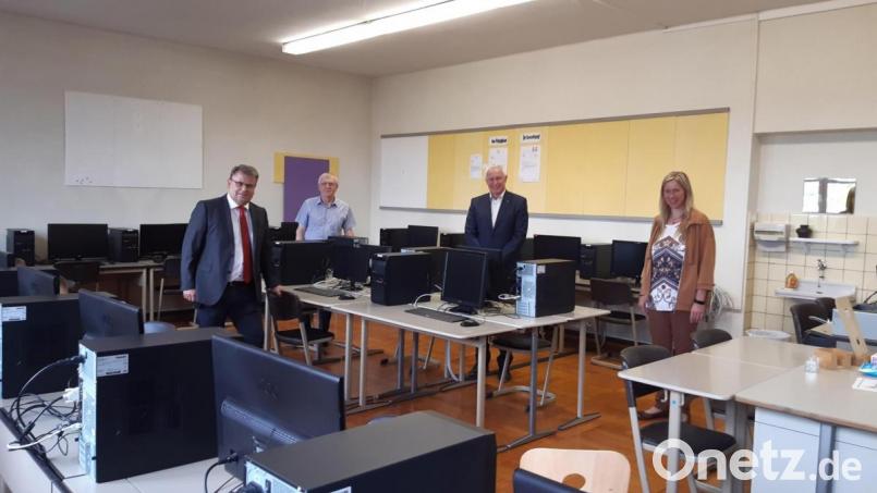 Die Grund- und Mittelschule Windischeschenbach verfügt über 40 Computerplätze in 2 Räumen. 20 Rechner konnten durch die Vermittlung von SPD-Stadtrat Stefan Seitz (Zweiter von rechts) gebraucht angeschafft werden. Darüber freuen sich auch Rektorin Annette Spreitzer, Bürgermeister Karlheinz Budnik (links) und IT-Berater Volker Merdan. Bild: Lowak