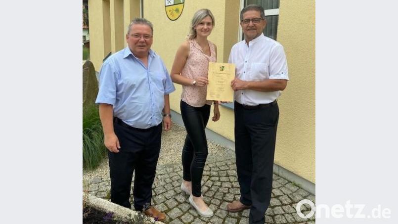 Bürgermeister Franz Tauber (rechts) und Verwaltungsleiter Lothar Huber (links) überreichten an die neue Standesbeamtin Katharina Schinner die Bestellungsurkunde. Bild: privat