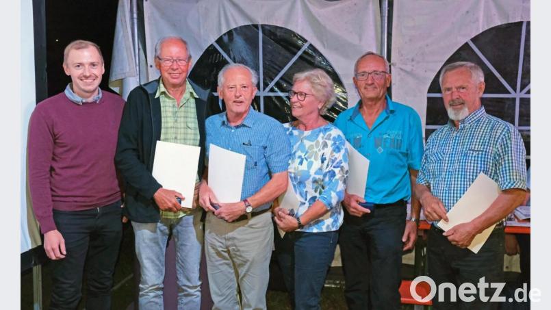 Sie wurden vom BLSV für langjährige Funktionärstätigkeit geehrt: Vorsitzender Manuel Jungwirth übergab Verdienstnadeln in Gold an Alfred Braun, Georg Decker, Ursula Widder, Franz Käsbauer und Georg Rebl (von links) Bild: twi