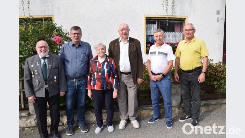 Ludwig Hümmer ist längst ein Emhofer, wie er und seine Gratulanten sagen (von links): Theo Hummel (Schützen) Bürgermeister Peter Braun, Barbara Hümmer, der Jubilar Ludwig Hümmer, Albin Koller (VdK Schmidmühlen) und 2. Bürgermeister Martin Bauer. Bild: bö