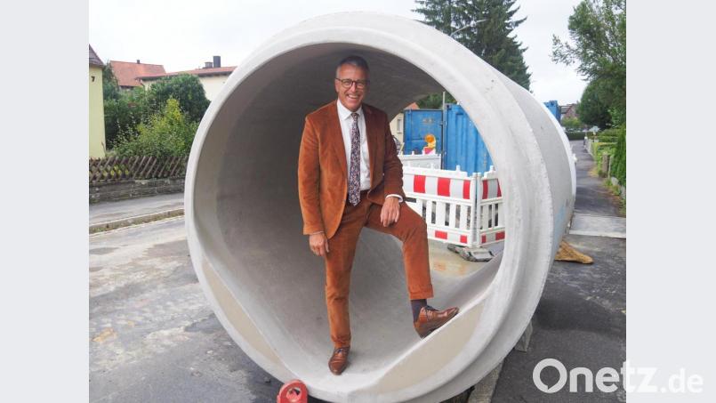 Der neue Stauraumkanal in der Kleinklenauer Straße ist ein ordentliches „Kaliber“. Die Rohre haben einen Durchmesser von über 1,8 Metern und sollen so auch große Regenwassermengen zurückhalten können. Dadurch werde das nachfolgende Netz entlastet. Im neuen Stauraumkanal kann sogar Bürgermeister Franz Stahl durchspazieren.