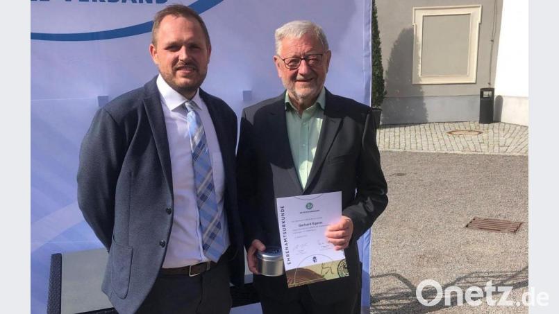 Der Ehrenamtsbeauftragte des Kreises Amberg/Weiden Christoph Kellner gratuliert Gerd Egerer. Bild: ffz