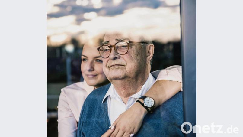 Wir schaffen das zusammen: Viele Menschen wollen ihre Angehörigen so lange wie möglich selbst pflegen. Symbolbild:  Uwe Umstätter/Westend61/dpa