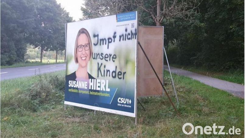 In Sulzbach-Rosenberg haben Unbekannte ein großes Plakat der Bundestagsdirektkandidatin Susanne Hierl mit dem Spruch „Impf nicht unsere Kinder“ beschmiert. Bild: Daniel Müller/exb