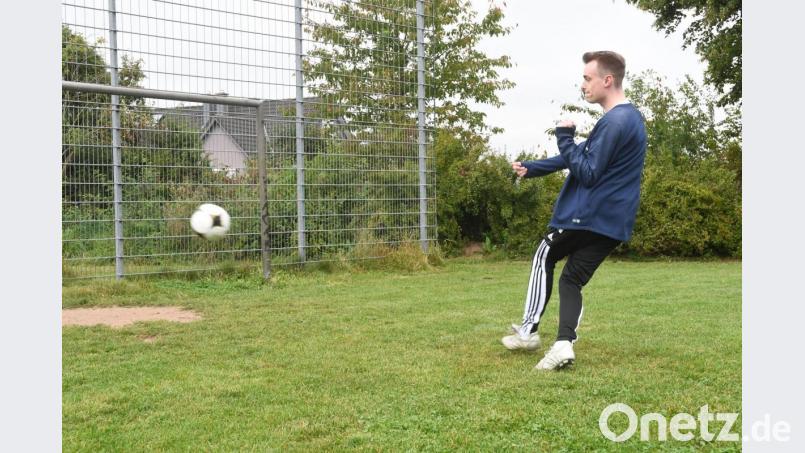 Damit der Ball nicht irgendwo landet, steht hinter dem Tor ein Zaun aus Doppelstabmatten. Dieser erfüllt zwar seinen Zweck, doch wenn der Ball dagegen prallt, scheppert es - und zwar gewaltig. Bild: Gabi Schönberger
