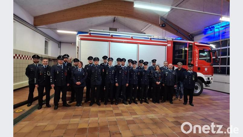 Ausbilder, Schiedsrichter sowie Bürgermeister Bernhard Stangl (Zweiter von rechts) sind, ebenso wie die Brandschützer selbst, zufrieden mit dem Abschneiden bei der Leistungsprüfung. Bild: Feuerwehr Pressath/exb