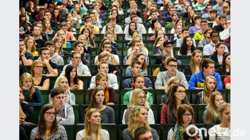 Studenten an der OTH Regensburg. Auch dort gibt es einen Leitfaden Archivbild: OTH Regensburg