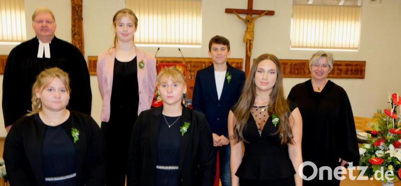 Pfarrer Ulrich Gruber konfirmierte am Samstag und Sonntag in der Martin Luther Kirche zehn junge Christen. Bild: le