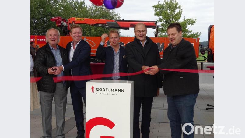 Drei Generationen der Unternehmerfamilien durchschnitten zur Eröffnung einer Gastankstelle das rote Band: (von links) Bernhard Godelmann sen., Bernd Godelmann jun. und dessen Sohn Max. Rechts daneben Bayerns Finanzminister Albert Füracker und der Fensterbacher Bürgermeister Christian Ziegler. Bild: Houschka