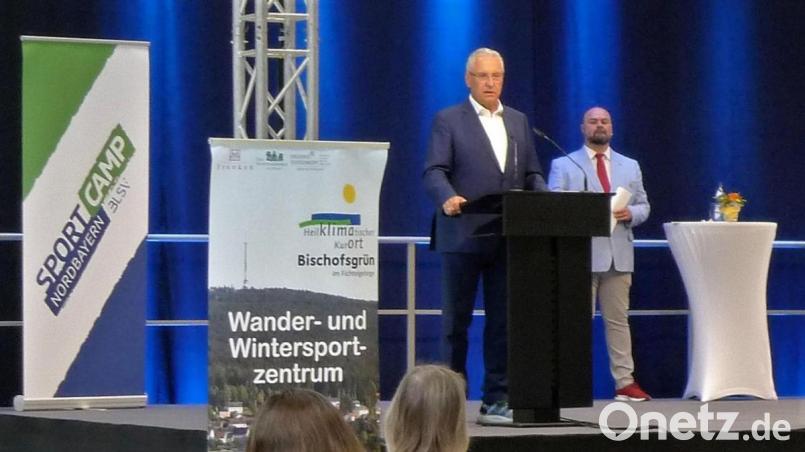 Sportminister Joachim Herrmann persönlich kam zur Einweihung des BLSV-Sportcamps. Bild: Harald Judas/exb