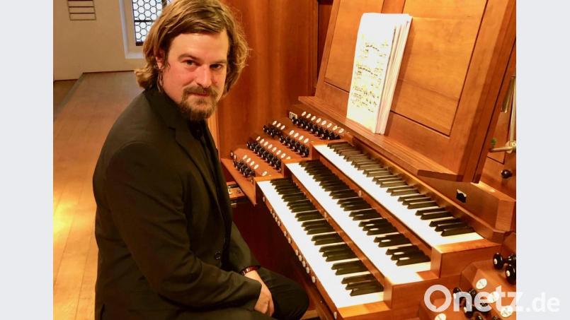 Prof. Martin Sturm am Spieltisch der Weimbs-Orgel in St. Michael. Er kennt viele originale Orgeln aus Regers Zeit und hat einen außerordentlichen Klangsinn für dessen Musik entwickelt. Bild: dok