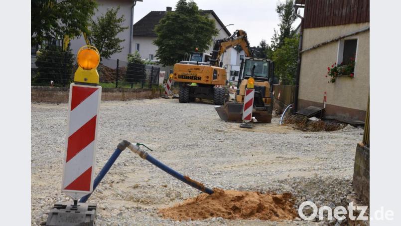 Im Ortsbereich von Allersthofen ist der Ausbau der Gemeindeverbindungsstraße gut vorangekommen. Der neue Straßenverlauf ist schon deutlich zu sehen. Bild: bö