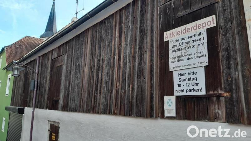 Jeden Samstag zwischen 10 und 12 Uhr können im Stodl hinter der Zoiglstube Fiedlschneider Altkleider abgegeben werden. Nun zieht Kolping in ein neues Domizil. Bild: Lowak