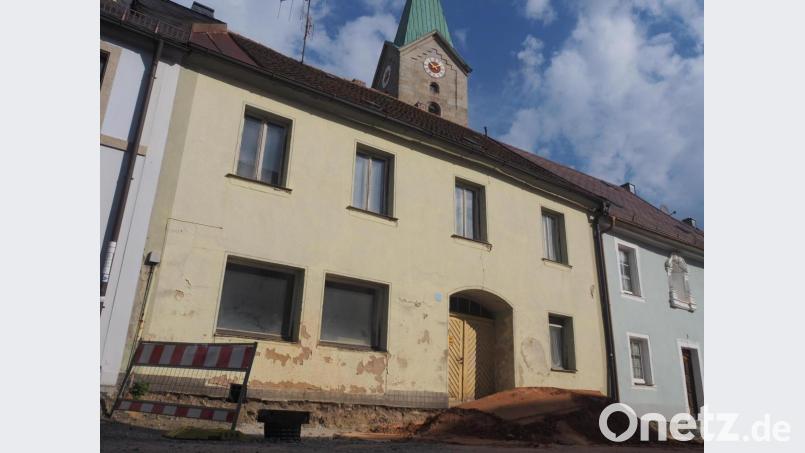 Das Gebäude an der Bischof-Senestrey-Straße 1 gehört der Firma "Nobis Domus". Das Unternehmen hat der Stadt angeboten, dort einen Jugendtreff, eine Fahrradreparatur und eine öffentliche Toilette einzubauen. Das Konzept wollte dem Stadtrat gefallen, doch wurde angeregt, selbst als Bauherr aufzutreten. Deshalb will man mit dem Besitzer Verkaufsgespräche führen. Bild: ws