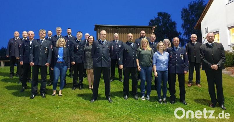 Landrat Andreas Meier und Bürgermeister Rudolf Schopper (von rechts) zeichnen Aktive der Feuerwehren Püchersreuth, Wurz und Ilsenbach mit dem Feuerwehr-Ehrenzeichen in Gold und Silber aus. Bild: fz