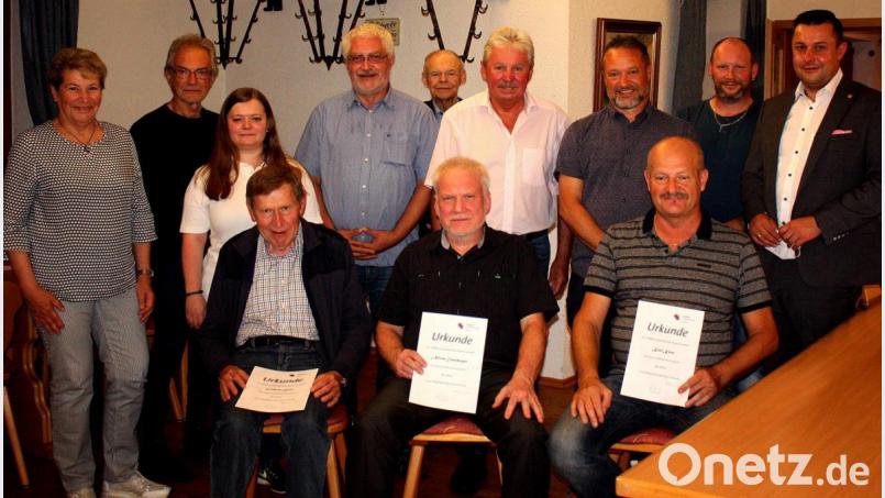 Neuer Vorsitzender ist Anton König (stehend, Vierter von links) zusammen mit Sandy Klughardt (stehend, Dritte von links). Bild: R. Kreuzer