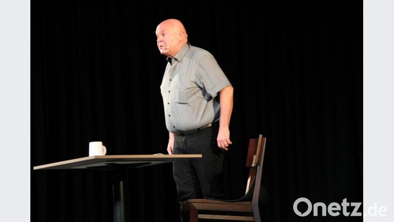 Toni Lauerer, Standesbeamter aus Furth i.Wald, Mundartkabarettist, Autor und Meister des Oberpfälzer Humors begab sich am Sonntag in der Stadthalle gleich in zwei 90-minütige Vorstellungen hintereinander auf humorvolle Deppensuche. Bild: prh