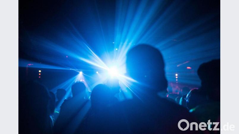 Menschen feiern in einem Club. Das soll in Bayern ab Oktober wieder möglich sein. Symbolbild: Sophia Kembowski/dpa