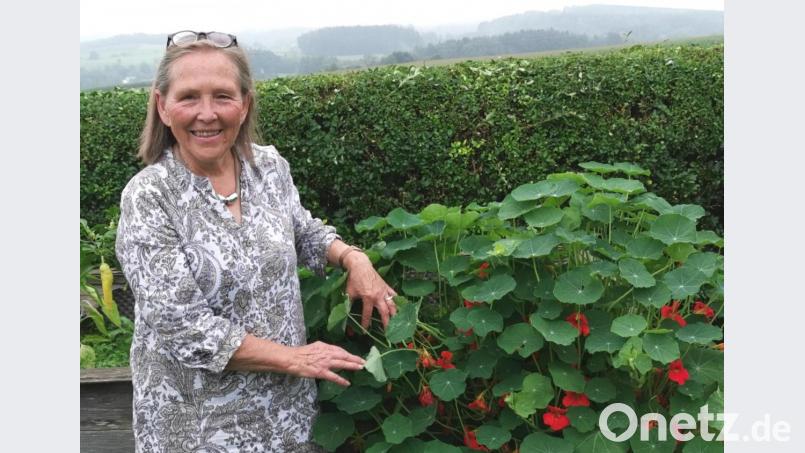 Kräuterpädagogin Thekla Binder lässt die Kapuzinerkresse aus dem Hochbeet quellen. Bild: Portner