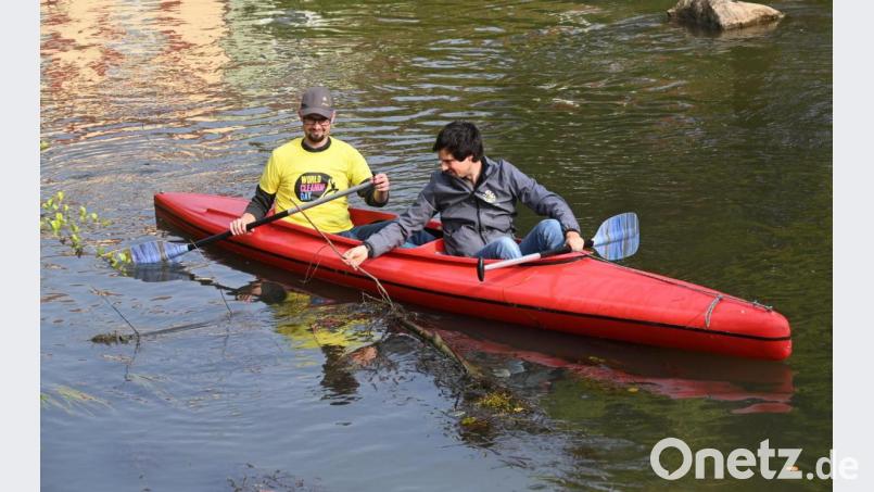 Auf der Vils war Round-Table-Präsident Stefan Trepesch (vorne) mit einem Kanu unterwegs, und auf dem kurzen Weg von der Kräuterwiese bis zur Krambrücke war der erste Müllsack bereits voll. Bild: gf