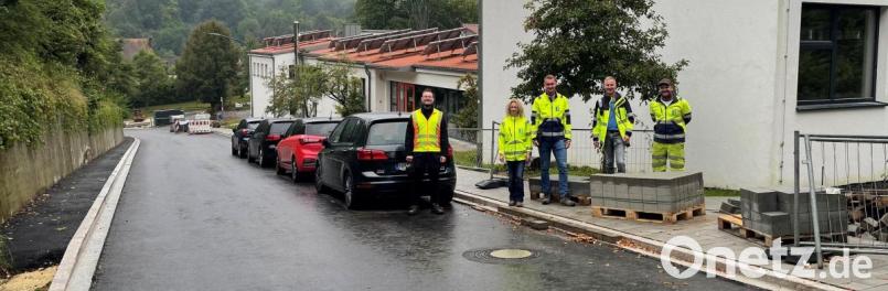 Die Mendorferbucher Straße in Hohenburg ist im Bereich der Lauterachtal-Grundschule fertig. Dort ist auch das einzige Wahllokal der Gemeinde untergebracht und barrierefrei zu erreichen. Von links: Bürgermeister Florian Junkes, Christine Weidinger, Michael Englhard, Christian Faderl sowie Markus Hartmann (Vertreter der Baufirma und des Achitekturbüros) Bild: bö