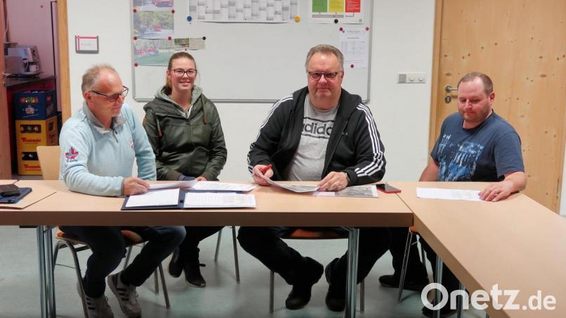 Im Friedenfelser Feuerwehrhaus haben Kreisjugendwart Wolfgang Bauer (Zweiter von rechts) und die beiden Kommandanten der ausrichtenden Friedenfelser Wehr, Christian Bischof (links) und Jürgen Schultes (rechts), die umfangreichen Planungen zum Werner-Baier-Gedächtnismarsch abgeschlossen. Mit dabei Eileen Schraml (Zweite von links) von der Feuerwehr Friedenfels, die sich mit weiteren Feuerwehrdamen um die Verpflegung der Teilnehmer und Helfer kümmert. Bild: bsc