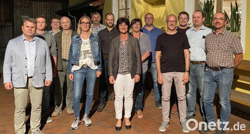 Der Vorstand des CSU-Ortsverbands Neuhaus (von links): Karlheinz Budnik, Lukas Rettinger, Johannes Sperr, Bernhard Pschierer, Claudia Windschiegl, Thomas Kreinhöfner, Johannes Eibl, Brigitte Kreinhöfner, Roswitha Witt, Matthias Hanke, Christian Käs, Fabian Kühnl, Andreas Egeter, Christian Windschiegl Bild: Kappl, Andreas [kap]