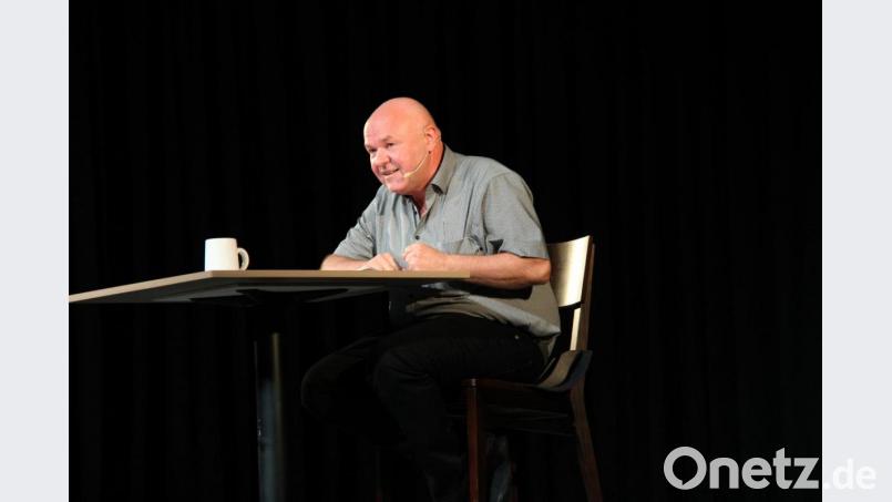 Toni Lauerer, Standesbeamter aus Furth i. Wald, Mundartkabarettist, Autor und Meister des Oberpfälzer Humors begab sich am Sonntag in der Stadthalle gleich in zwei 90-minütigen Vorstellungen hintereinander auf humorvolle Deppensuche. Bild: prh