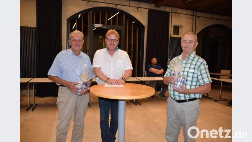 Bürgermeister Bernhard Köller verabschiedet Helmut Renner (links) und Robert Luber (rechts) als Feldgeschworene der Marktgemeinde Königstein. Bild: wku