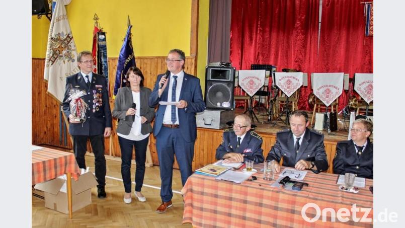 Die Partnergemeinden Schwarzach und Pocinovice feierten das 140-jährige Gründungsfest der Feuerwehr. Bürgermeister Franz Grabinger (am Mikrofon) gratulierte, rechts im Bild Bürgermeisterin Marie Homolkova. Bild: ga