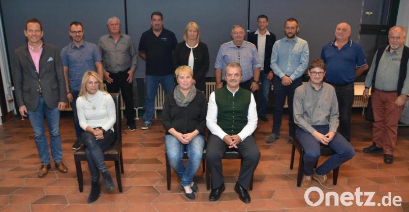 Bürgermeister Andreas Wutzlhofer und Gattin Barbara (vorne, Mitte) bilden ein starkes Team für den CSU Ortsverband. Verlass ist aber auch auf Uli Münchmeier (sitzend, rechts), Michaela Reger (sitzend, links), die zu Stellvertretern gewählt wurden. Bild: doj