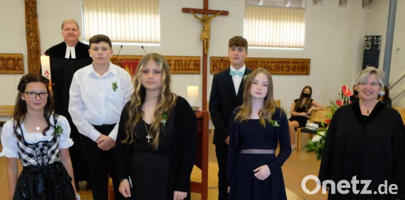 Pfarrer Ulrich Gruber konfirmierte am Samstag und Sonntag in der Martin Luther Kirche zehn junge Christen. Bild: le