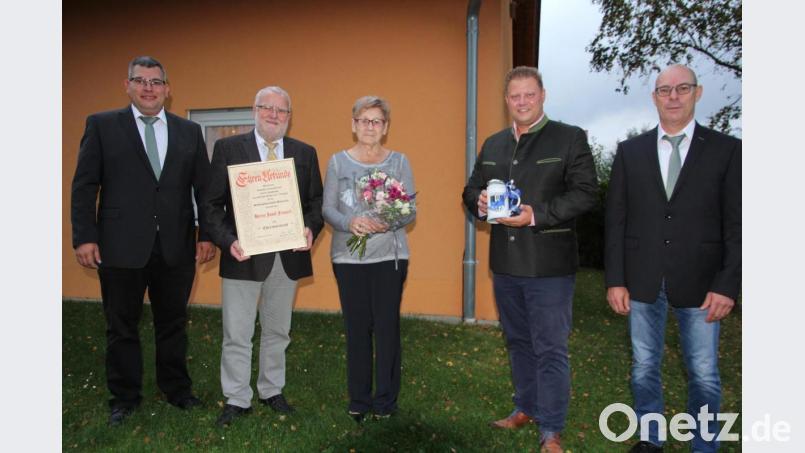 Josef Fennerl (Zweiter von links, mit Ehefrau Erika) wurde zum Ehrenvorsitzenden der Siedlergemeinschaft Mitterteich ernannt. Dazu gratulierten Vorsitzender Matthias Kraft (links) sowie dessen Stellvertreter Wolfgang Pilz (rechts) und Bürgermeister Stefan Grillmeier. Bild: kro