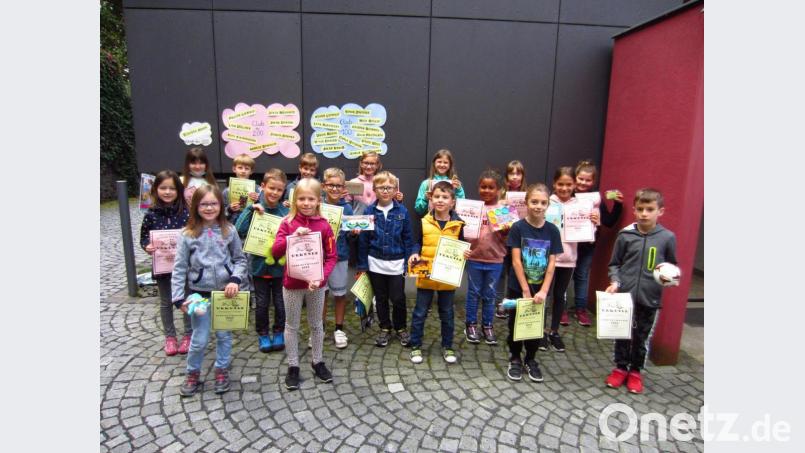 Für die erfolgreichen Teilnehmer der Leseolympiade gab es Urkunden und Preise. Bild: adj