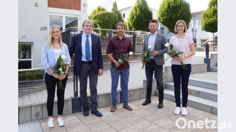 Rektor Werner Winderl (Zweiter von links) begrüßte die neuen Kolleginnen und Kollegen mit einer Blume: (von links) Julia Heimerl, Andreas Sporer, Christian Schreiner und Julia Träger. Bild: wel